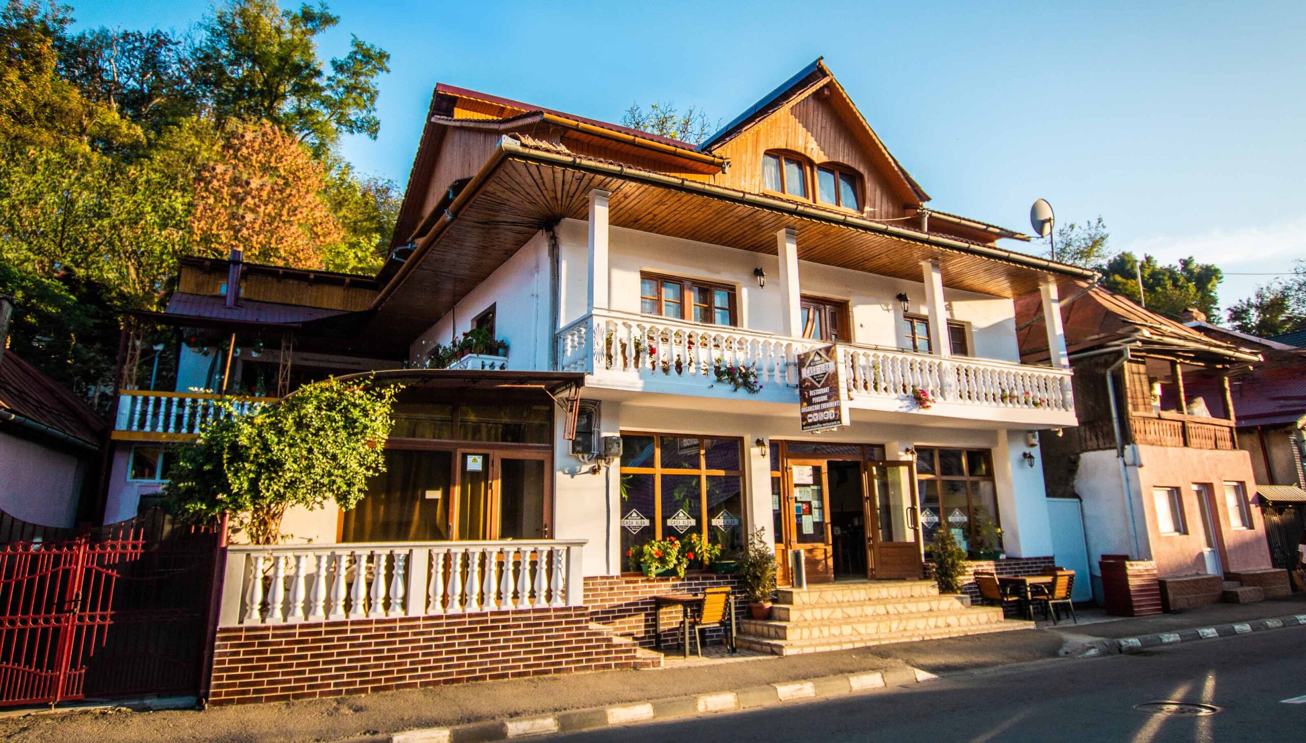 Restaurant-Pensiune Casa Alba din Baia de Arama - cadru general exterior